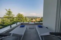 Royal Hill Hotel - parking