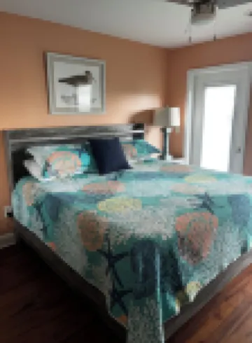 Tropical paradise.Luxury Villa, beautiful decor, steps to beach. Pool/ hot tub.