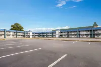 Super 8 by Wyndham Portsmouth - Norfolk - 停車場