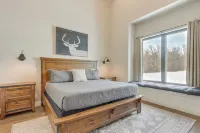 Lakefront Estate on 26 Acres: Hot Tub & Games - Boutique