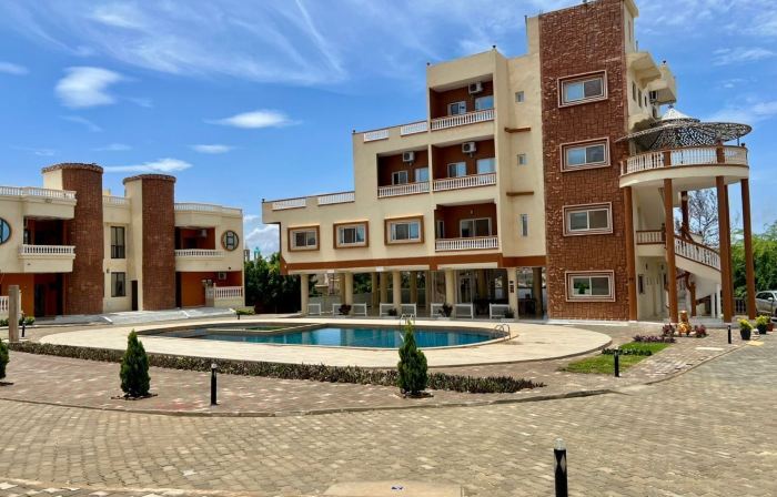Sally Beach Hotel Yenne