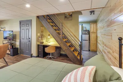 10 Mi to Downtown Clarksville: Studio w/ Patio! Hotels in 