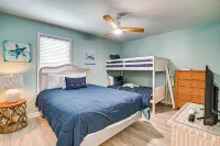 Walk to Ocean: Surfside Beach Gem w/ Private Pool - Parkplatz