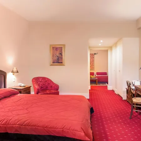 Country Club Hotel & Suites