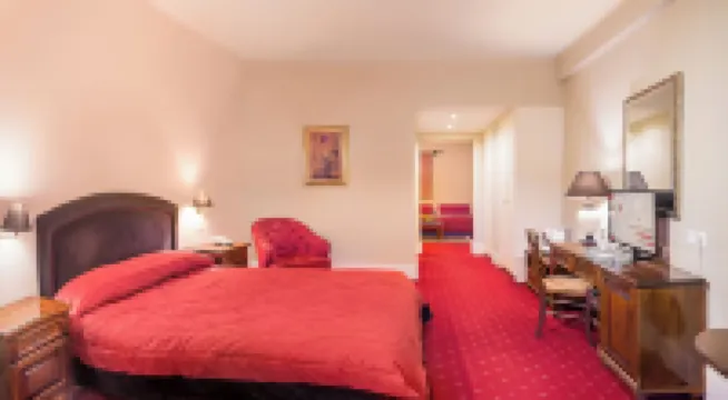 Country Club Hotel & Suites