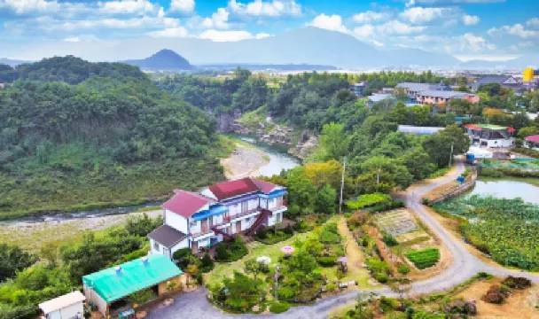 Cheorwon People's World Pension 鉄原公共スタジアム周辺のホテル