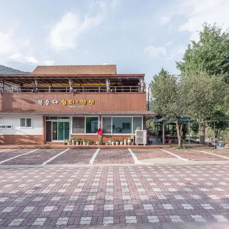 Inje Peach Shelter Pension Отели рядом с достопримечательностью «Храм Baekdamsa»