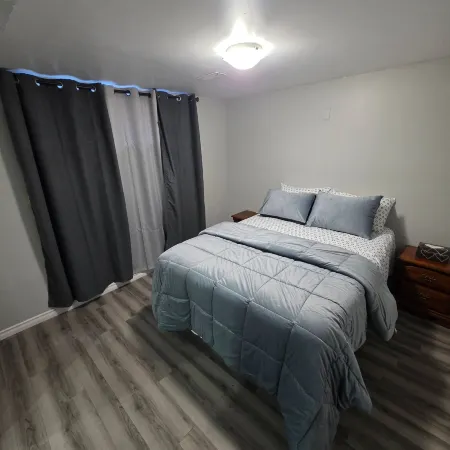 Bright & Cozy 2-Bedroom Main Floor Suite Отели в г. Брамптон