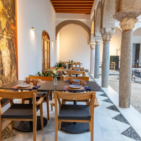 NH Collection Palacio de Córdoba Отели рядом с достопримечательностью «Госпиталь Королевы Софии»