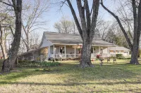 Gassville Group Getaway! Dog-Friendly Home + Yard - 2-Star