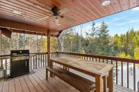 Sweet Private Leavenworth River Front Cabin with Fast WiFi & hot tub- Sleeps 6.