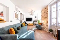 GuestReady -  Bright Retreat Near the Wall of Love Hotels in Paris