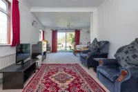 Lovely home in Ilford with parking