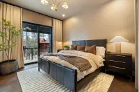 New Lux Cabin! 5500sf / GolfSim / MoviTheatr / HotTub / 4KingStes / Gym&Billiard