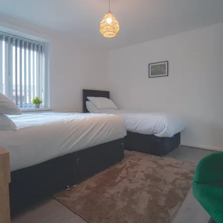 Large 7 Bed House - Close to Warwick