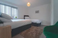 Large 7 Bed House - Close to Warwick - 2-Star