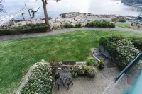 Beach Bliss Oceanfront King Studio! Balcony, Stunning View, Pool, Dock & Hot Tub