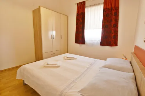 Bright flat with shared pool in Tar