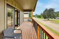 Near Trails & Town! Newly Built Mena Retreat
