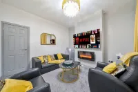 Contractor-friendly 2-bedroom house with free parking - Bungalows