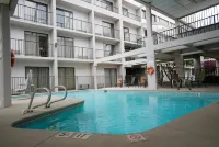 Ramada by Wyndham Tulsa Broken Arrow - Pools