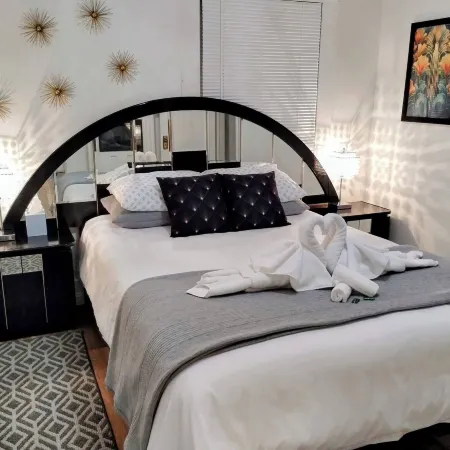 Deco Studio Retreat With Fireplace, Wifi, Queen Bed