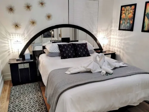 Deco Studio Retreat With Fireplace, Wifi, Queen Bed - Condos