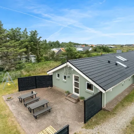 "Hariet" - 600m from the Sea