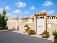 Townhouse with Shared Pool - Homestays