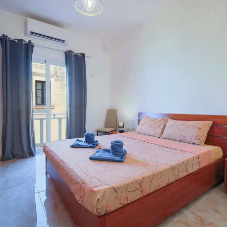 Modern Top Floor APT With Back Balcony