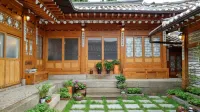 Bukchon Sohyeondang Hanok Stay - Pensions