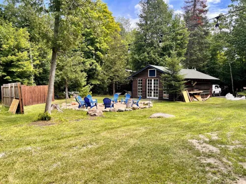 The perfect ADK log cabin getaway on 4 acres and 5 min. to town! - 샬레 호텔