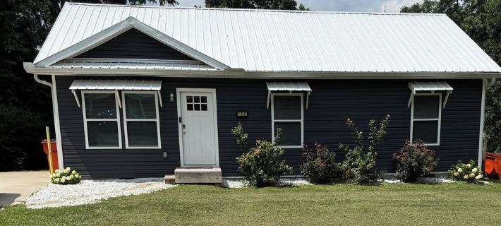 Charming renovated 3-bedroom house walking distance to downtown Elizabethtown. Hotels in Hardin County