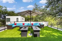 ATX Getaway With Cowboy Pool Fire Pit Rooftop - Holiday bungalows