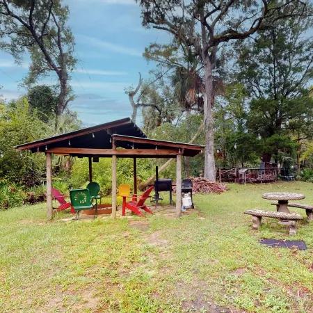 1BR Riverfront w/ Views, Canoe, Grill & Fire Pit