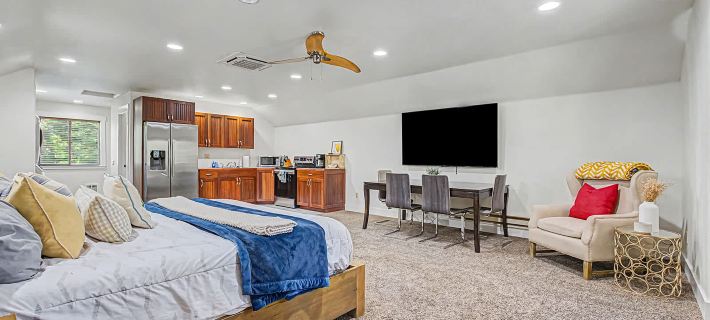Cozy Studio • Trail Access • Walk to Payette Lake Hotels in McCall