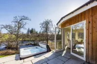 Luxury Riverside Lodge with Hot Tub (Sleeps 6) - 別墅