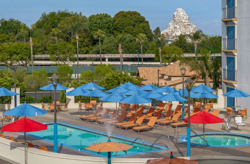 Courtyard by Marriott Anaheim Theme Park Entrance photo 2