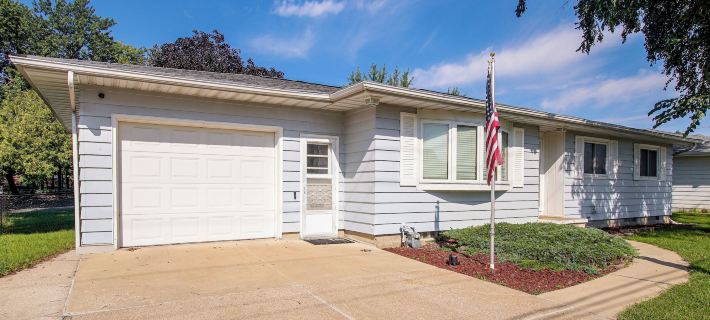 Family-Friendly Waterloo Abode w/ Deck! Ξενοδοχεία στην πόλη Waterloo