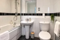 1-Bed - Sleeps 4 - Parking - Central Location - Apartments