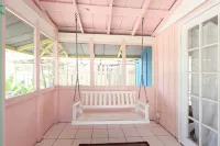 BlueDolphin Cottage Walk To Siesta Beach - 3-Star
