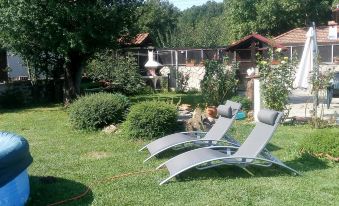 Three Bedroom House with Garden Only 10 km from Veliko Tarnovo