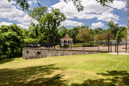 DoubleTree by Hilton Hotel Pittsburgh Airport Отели рядом с достопримечательностью «Парк Саси Леттери Риверфронт»