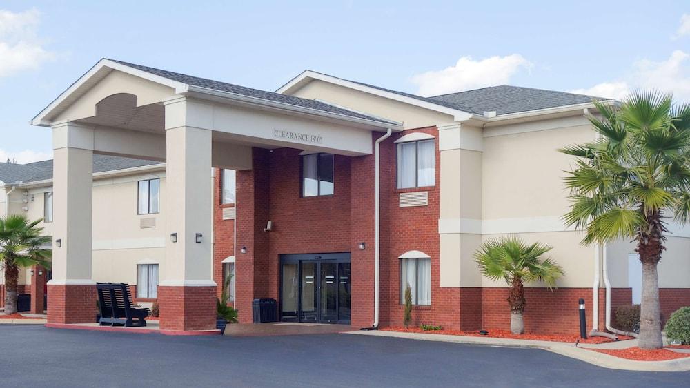 Country Inn & Suites by Radisson, Midway, FL