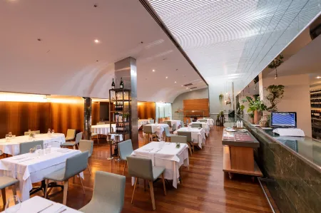 Aparthotel Atenea Barcelona Отели рядом с достопримечательностью «Храм Святого Сердца»