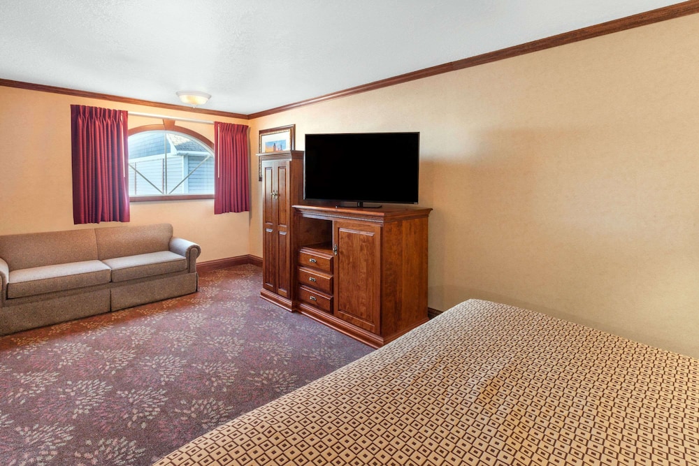 Ramada by Wyndham Mackinaw City Waterfront