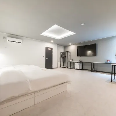 Donghae Hotel East Отели рядом с достопримечательностью «Спортивный комплекс Самчхока»