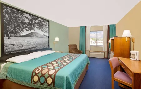 Super 8 by Wyndham Macomb