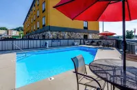 Quality Inn & Suites - Pools