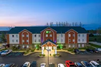 Holiday Inn Express & Suites Bedford Hotel berhampiran PsychoPath Haunted Attraction - Indiana＇s Most Terrifying Haunted Attraction